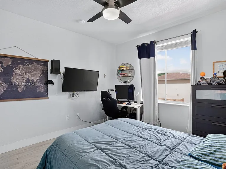 913 NW 135th Ave — Photo 11