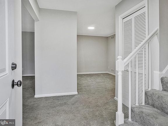 4th image of 90 Stratford Dr