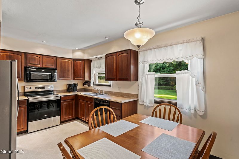 4th image of 1046 Gates Drive