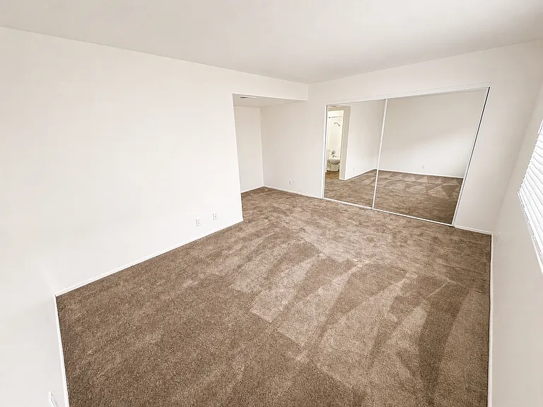 Del Ciervo Apartments — Photo 57