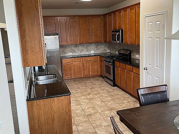 4th image of 816 Arlington Pointe Dr
