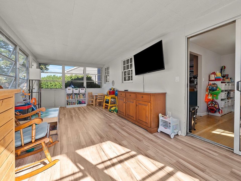 1st image of 18 Thompson Ln