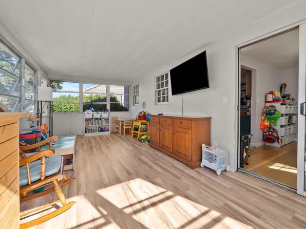 18 Thompson Ln, Lynn, MA 01904