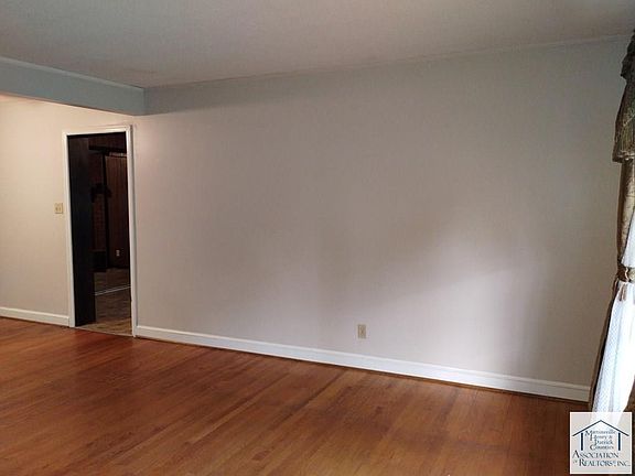 4th image of 584 Applewood Rd