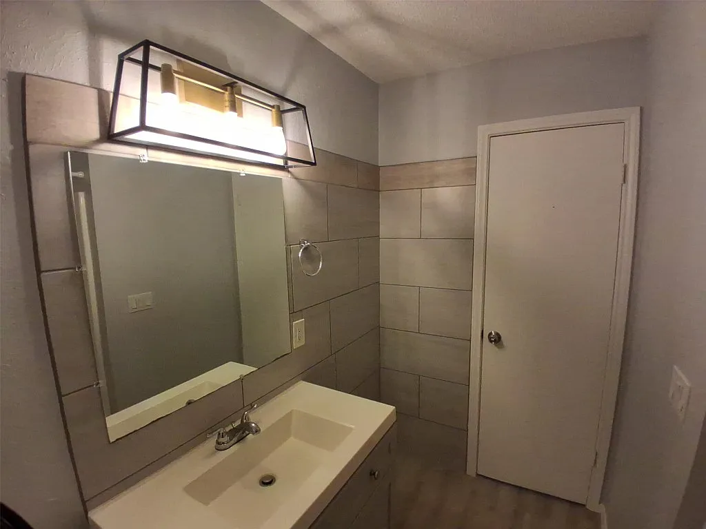 Building Photo - 618 Rollingway Dr #618B
