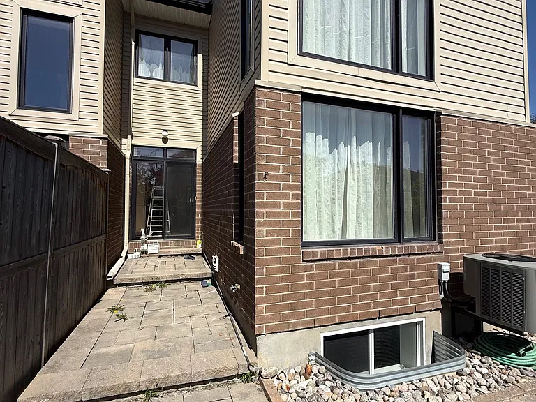 1158 Tischart Cres — Photo 35