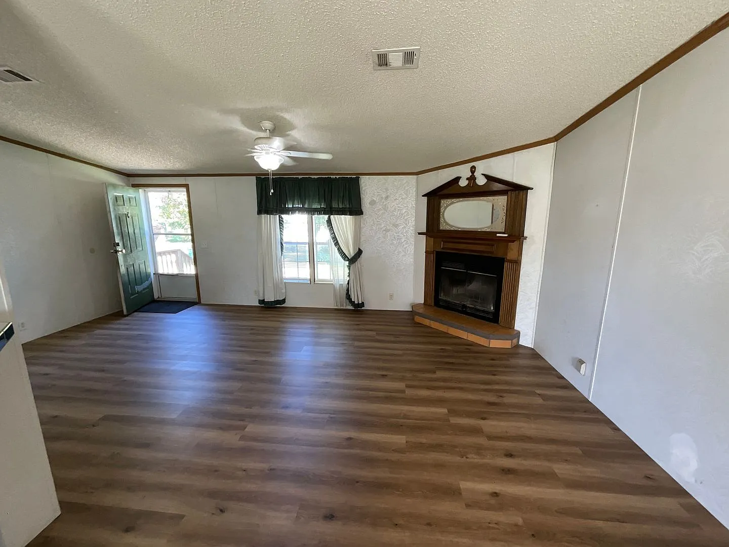 Roomy 3/2 Double-Wide Mobile Home in Marianna Park — Photo 2