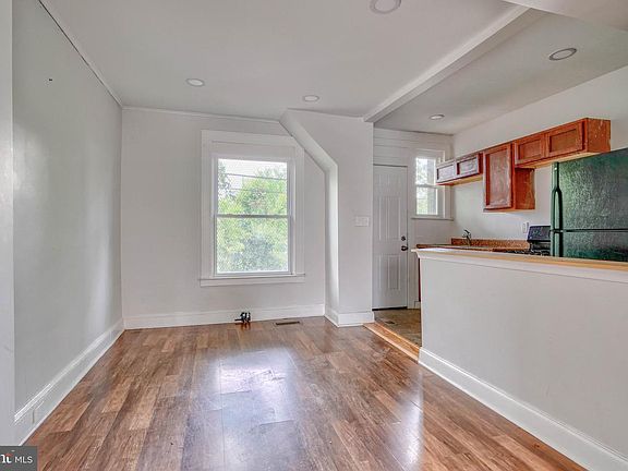 3rd image of 3208 Elmley Ave