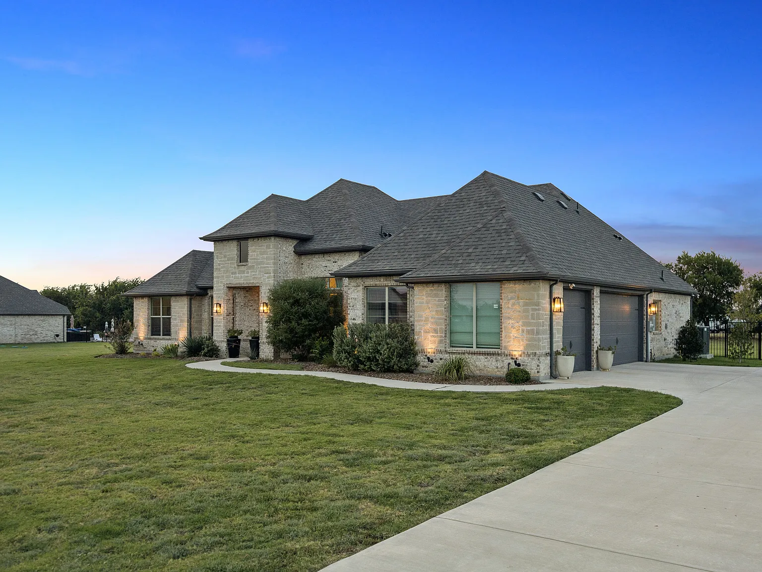 3 bed, 2412 sqft, $3,900 — Photo 3