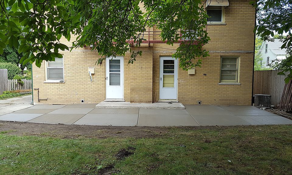 2nd image of 810 Oakley Ave