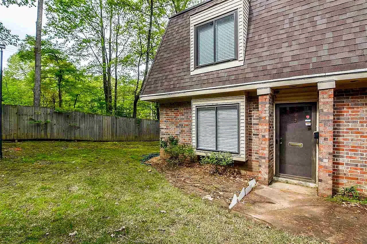 3 bed, 2.5 bath, 1327 sqft, $2,100 — Photo 2