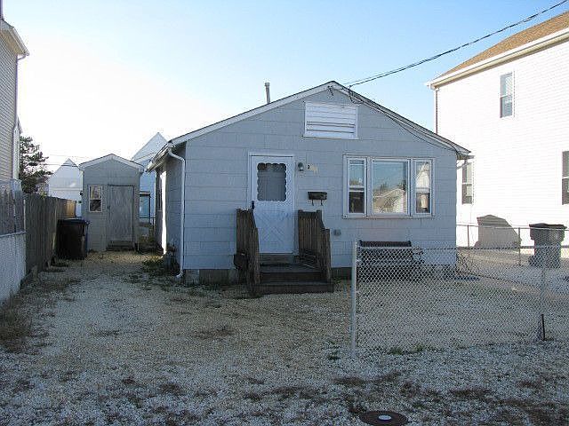2nd image of 211 Fort Ave