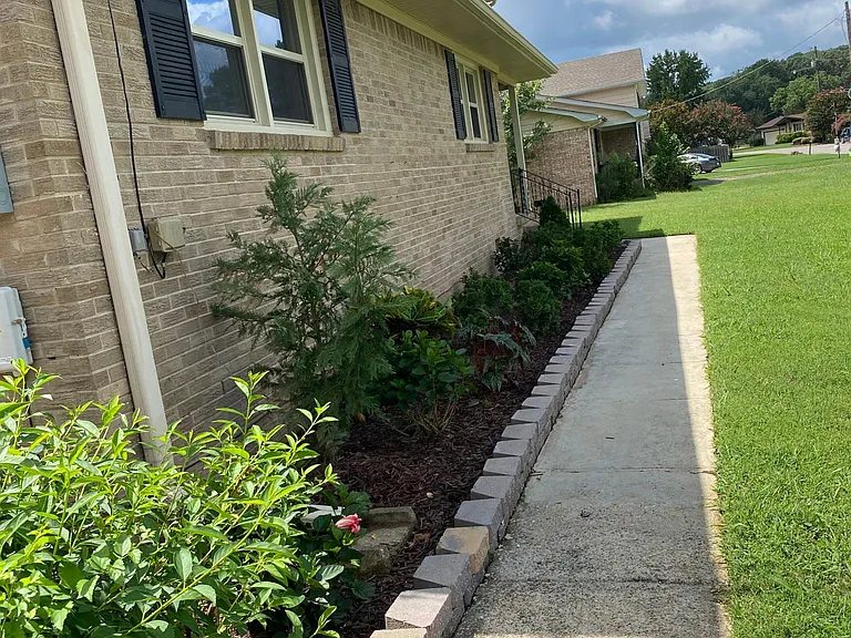 812 Farley Dr SE — Photo 2
