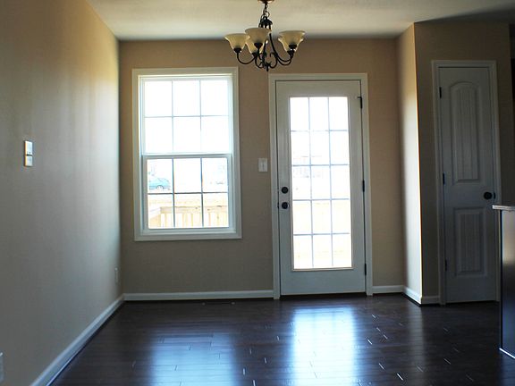 4th image of 1064 Castlerock Dr