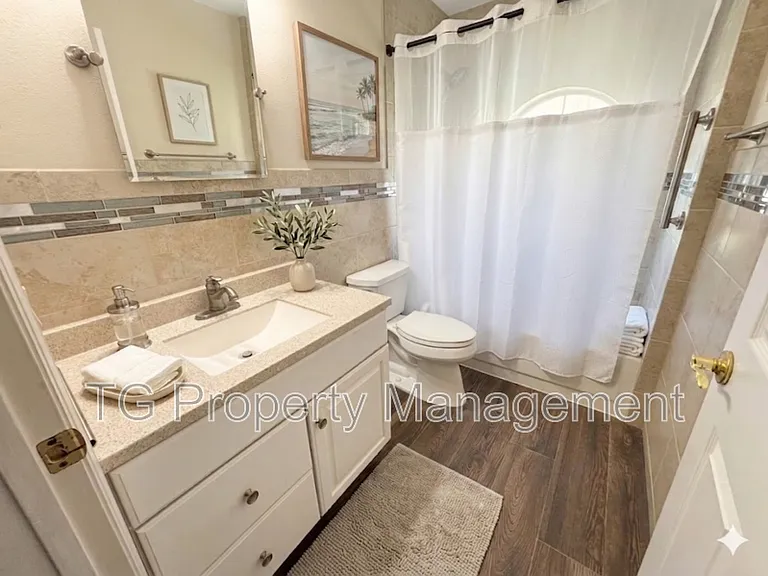 20 Clarendon Ct N — Photo 28