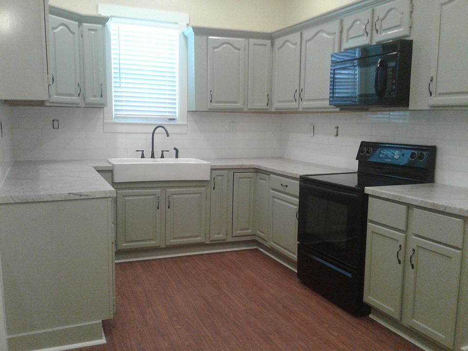 Kitchen w/ lots of storage