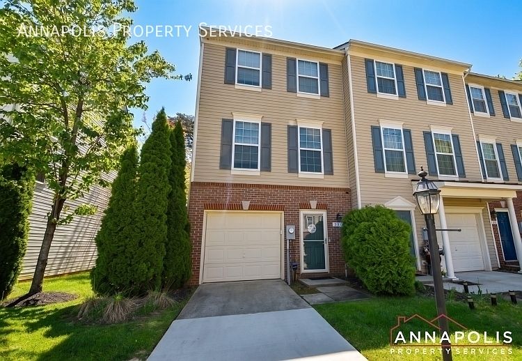 1st image of 807 Croggan Cres