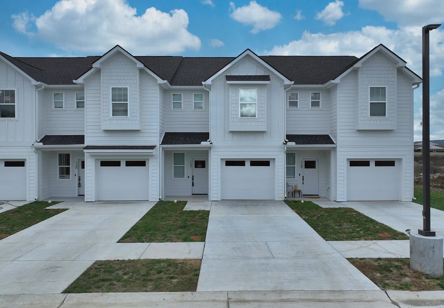 3 bed, 2.5 bath, 1517 sqft, $1,900 — Photo 1