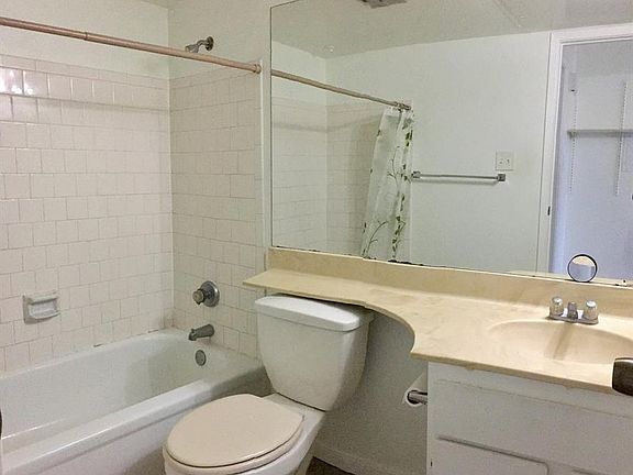 5th image of 3900 Woodchase Dr APT 90