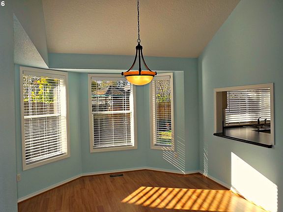 2nd image of 823 NE 156th Ave