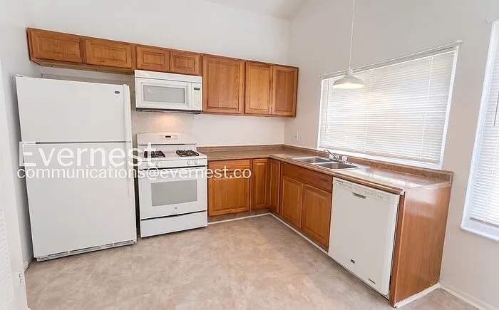 4 bed, 2.0 bath, 1613 sqft, $1,900 — Photo 2