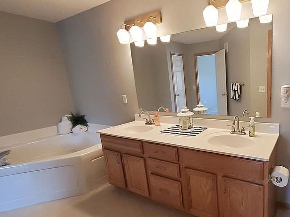 HUGE bath w/Jacuzzi