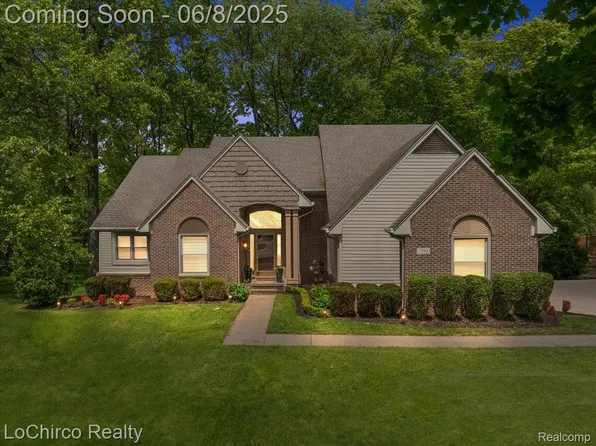 7394 Water Oaks Dr, West Bloomfield, MI 48324