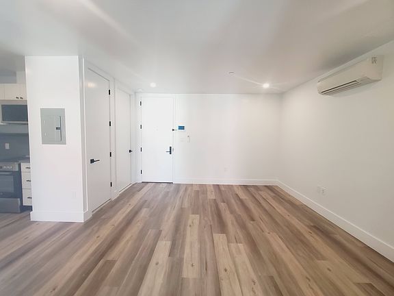 3rd image of 198 Kingsland Ave #3B