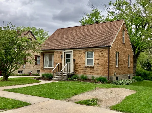 940 N Dement Ave, Dixon, IL 61021