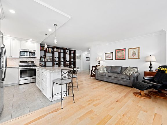 3rd image of 309 E 49th St APT 14-B