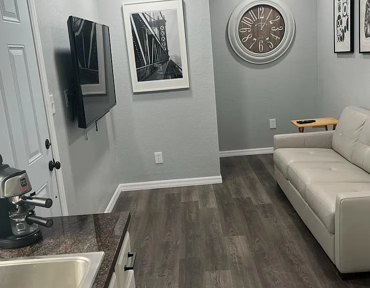 2706 W Lake Ave — Photo 5