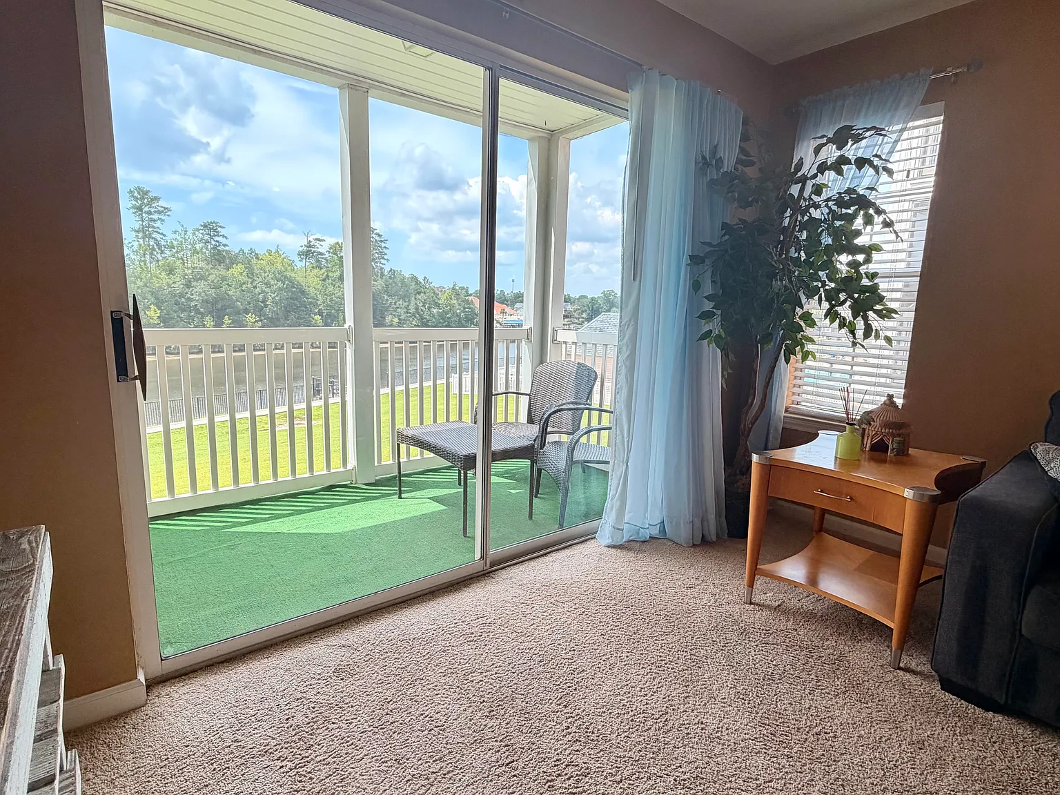 2 bed, 950 sqft, $1,700 — Photo 2