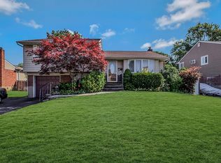 45 Colony Ln, Syosset, NY 11791