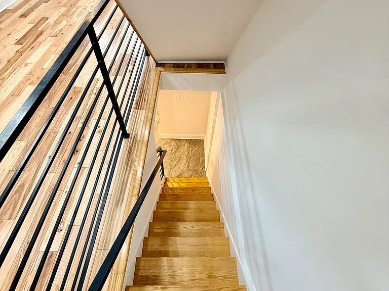 640 Emily St — Photo 17