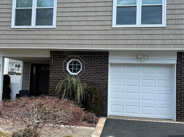 472 S 9th St, Lindenhurst, NY 11757