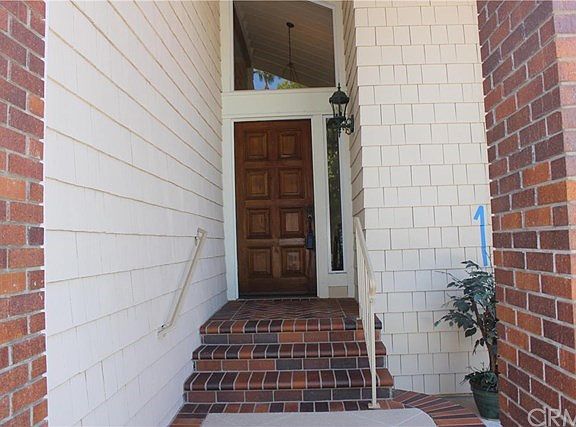 Cozy entrance with brick work