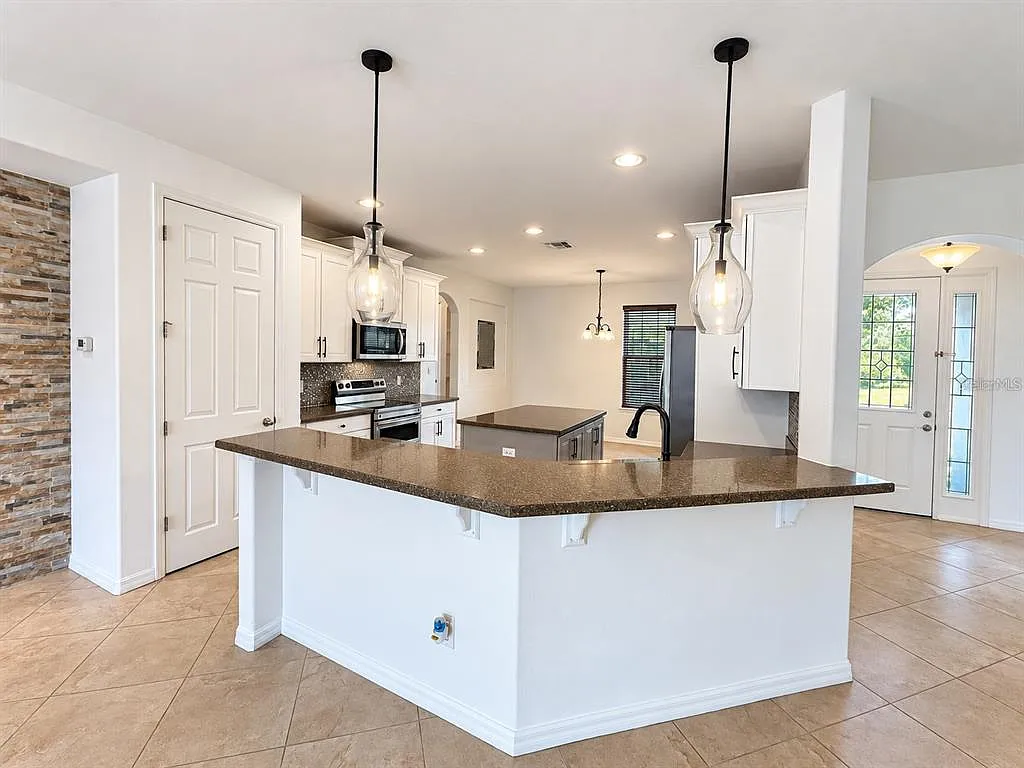 4 bed, 3.0 bath, 2423 sqft, $3,000 — Photo 4