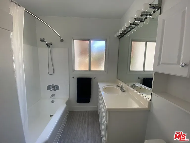 3137 S Bentley Ave — Photo 6