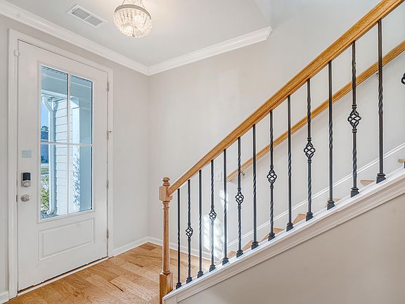 5th image of 104 Claremont Ct