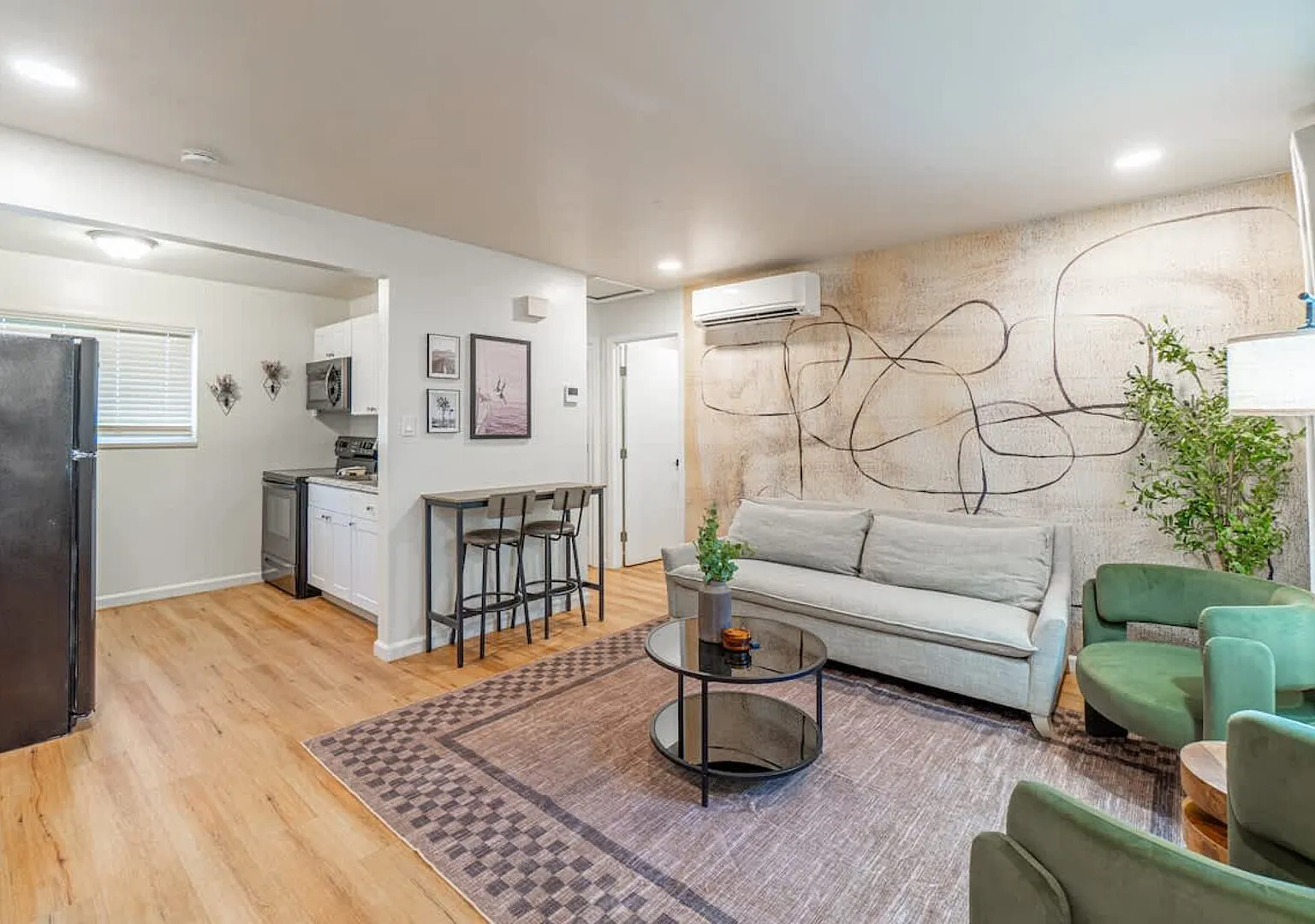 Designer Living Pet-Friendly Unr 2bd 1ba — Photo 1