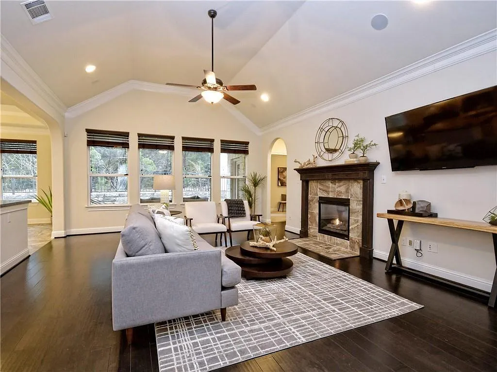 3 bed, 2.0 bath, 2013 sqft, $3,000 — Photo 4