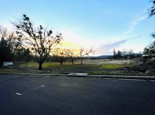 92 Hidden Valley Dr, Eagle Point, OR 97524