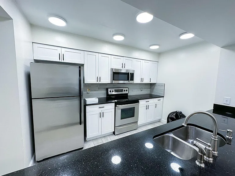 2530 W Maryland Ave #B — Photo 14
