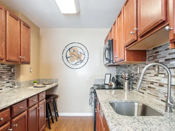 Montgomery Manor Apartments & Townhomes