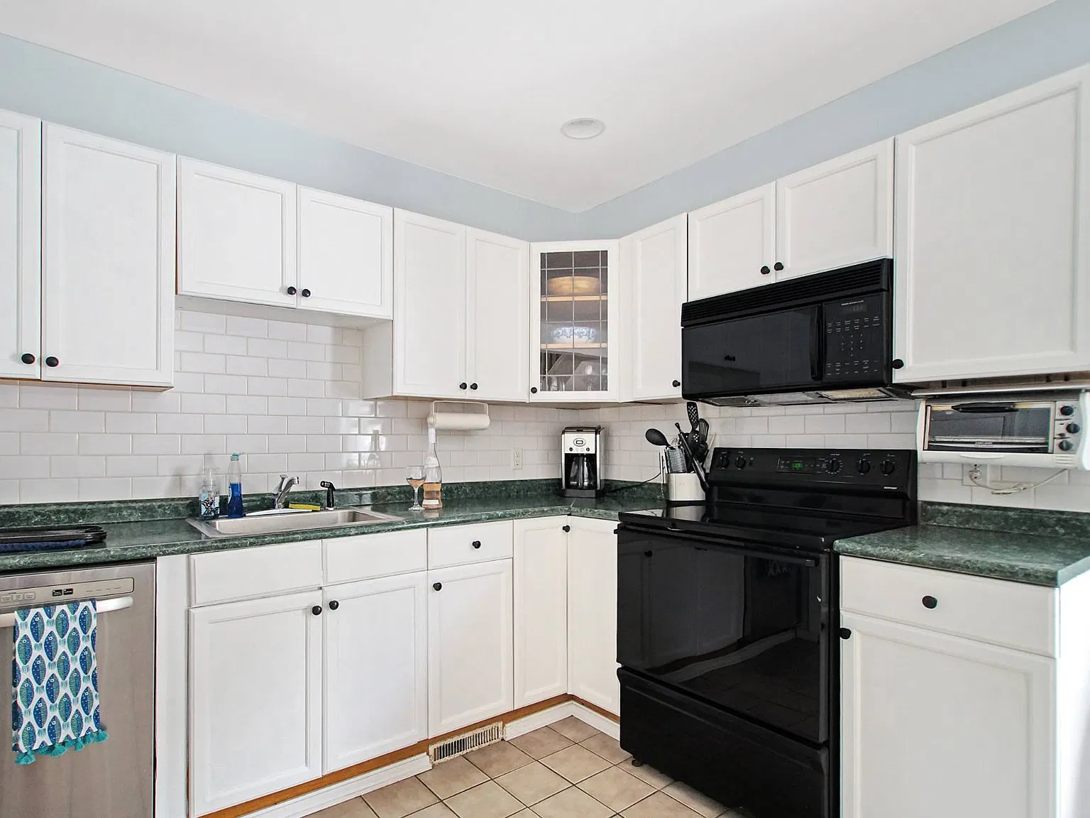 Hampton Bays 4 Bdrm Pool Close to Ocean July 25,000 — Photo 3