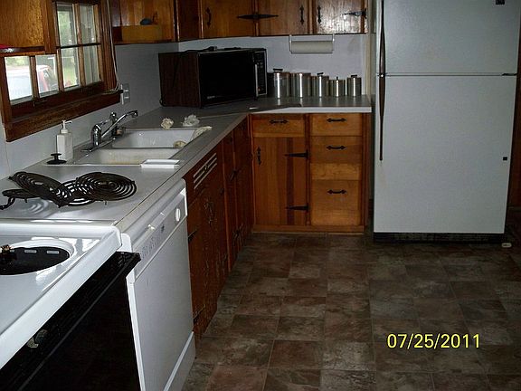 large eat-in kitchen