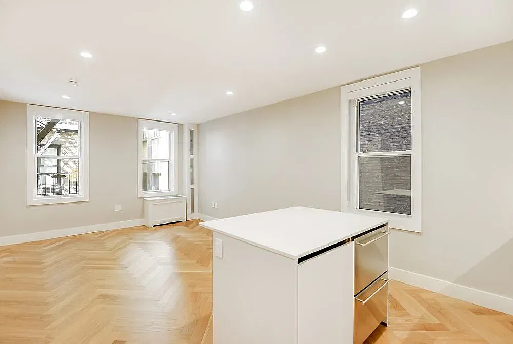 225 W 23rd St — Photo 3