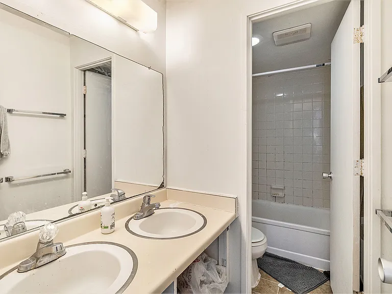 1327 Wilmot St #6 — Photo 7