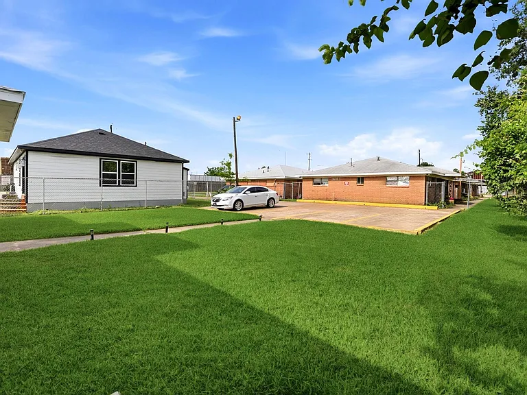 3406 E Lockwood Dr #1 — Photo 3