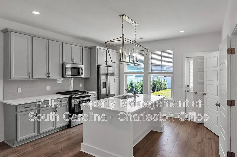 3 bed, 2.5 bath, 1300 sqft, $2,399 — Photo 3
